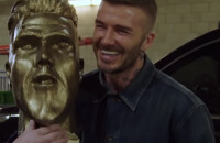 David Beckham piégé par James Corden : découvrez la vidéo hilarante du prank avec la fausse et horrible statue à l'effigie du footballeur.
