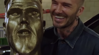 David Beckham dépité face à une horrible statue à son effigie : le prank hilarant de James Corden