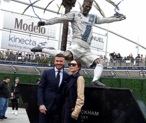 David Beckham et Victoria Beckham à l'inauguration de la vraie statue à l'effigie du footballeur, au stade du Los Angeles Galaxy.