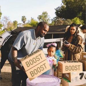Kim Kardashian et Kanye West vendent des Yeezy dans la rue pour la bonne cause