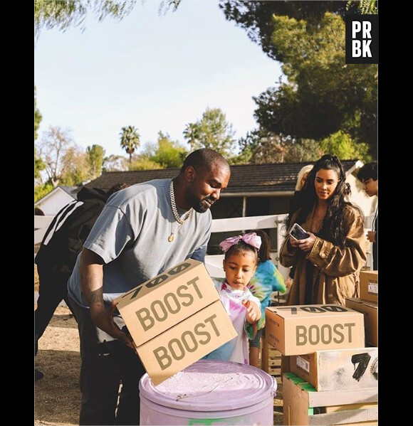 Kim Kardashian et Kanye West vendent des Yeezy dans la rue pour la bonne cause