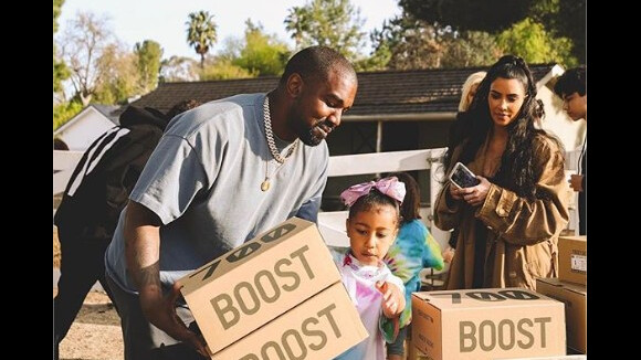 Kim Kardashian et Kanye West vendent des Yeezy en pleine rue pour la bonne cause