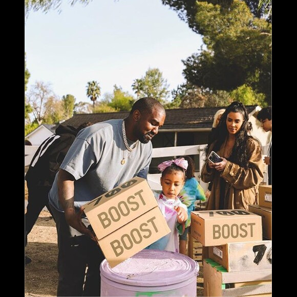 Kim Kardashian et Kanye West vendent des Yeezy dans la rue pour la bonne cause