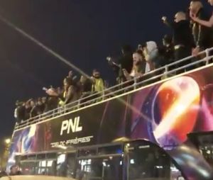 PNL improvise un concert sur les Champs-Elysées à Paris : les fans en folie