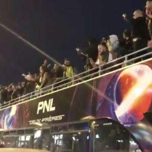 PNL improvise un concert sur les Champs-Elysées à Paris : les fans en folie