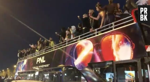 PNL improvise un concert sur les Champs-Elysées à Paris : les fans en folie