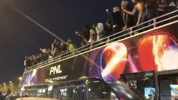 PNL improvise un concert sur les Champs Elysées à Paris : les fans en folie