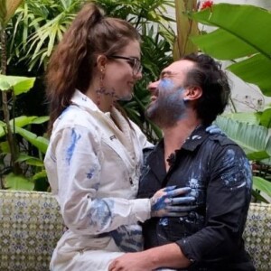 Johnny Galecki (Leonard dans The Big Bang Theory) bientôt papa pour ola première fois : lui et sa copine Alaina Meyer dévoilent le sexe de leur futur bébé.