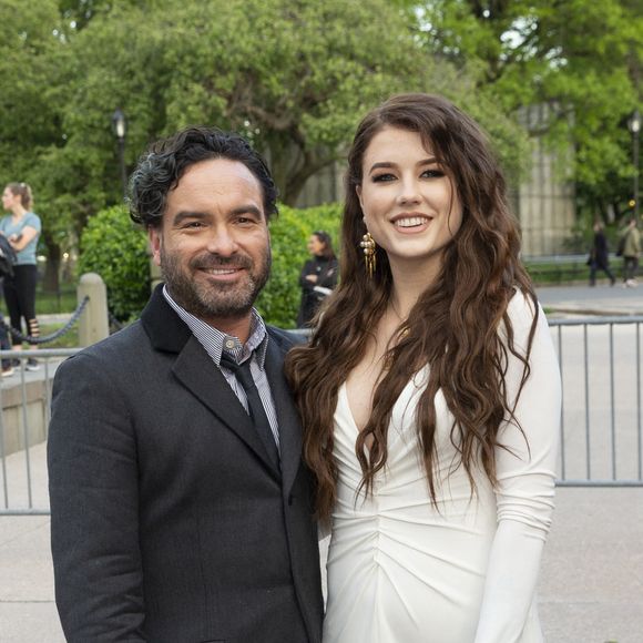 Johnny Galecki (Leonard dans The Big Bang Theory) bientôt papa pour ola première fois : lui et sa copine Alaina Meyer dévoilent le sexe de leur futur bébé.