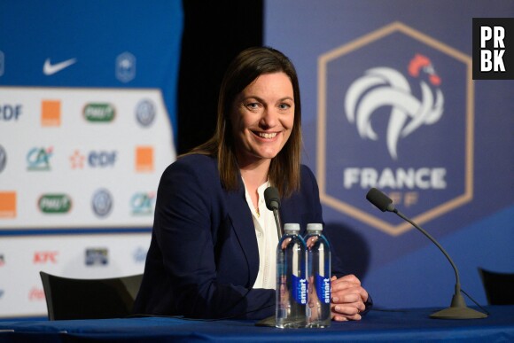Corinne Diacre : le sourire de la sélectionneuse de l'équipe de France féminine de football