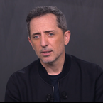 Gad Elmaleh rejette une nouvelle fois les accusations de plagiat face aux enfants d'Au tableau