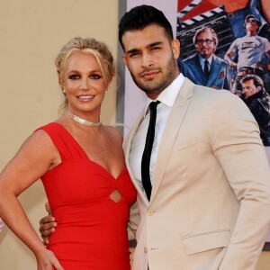 Britney Spears fiancée à son boyfriend Sam Asghari ? La bague qu'elle portait à l'avant-première de Once Upon a Time... in Hollywood sème le doute