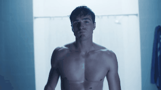 Jacob Elordi (The Kissing Booth) se met torse nu dans la nouvelle