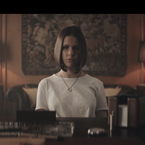 Marina Kaye dévoile sa "dark side" dans le clip de "Twisted"