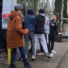 Un jeune se fait agresser par une bande en pleine rue... pour tester la réaction des témoins
