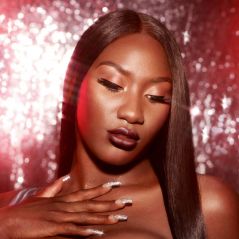 Aya Nakamura x M.A.C : la chanteuse dévoile sa collection de maquillage glamour