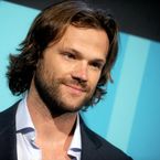 Jared Padalecki (Supernatural) arrêté pour agression et ivresse devant un bar