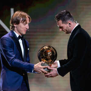 Luka Modric donne le Ballon d'Or 2019 à Lionel Messi