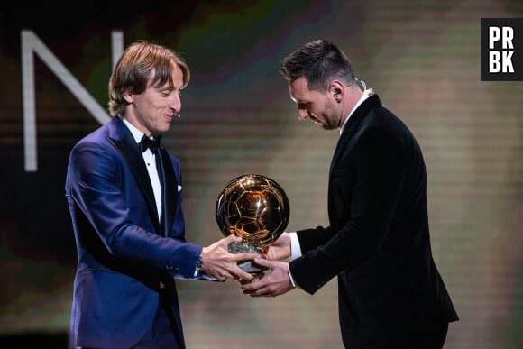 Luka Modric donne le Ballon d'Or 2019 à Lionel Messi