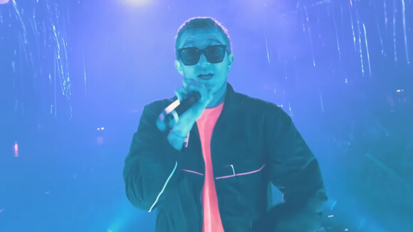 Vald célèbre son succès dans le clip "Keskivonfer"