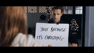 Tom Villa poste une vidéo sur Instagram à propos du confinement en couple en s'inspirant de la scène culte de Love Actually entre Mark (Andrew Lincoln) et Juliet (Keira Knightley)