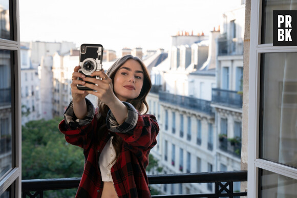 Emily in Paris : Lily Collins raconte ses petites mésaventures sur le tournage