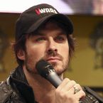 Ian Somerhalder harcelé par les fans de son ex-couple avec Nina Dobrev, il tape du poing