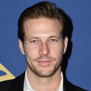 Luke Bracey : zoom sur l&#039;acteur d&#039;Holidate, le nouveau film de Noël de Netflix