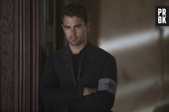 Theo James dans Divergente