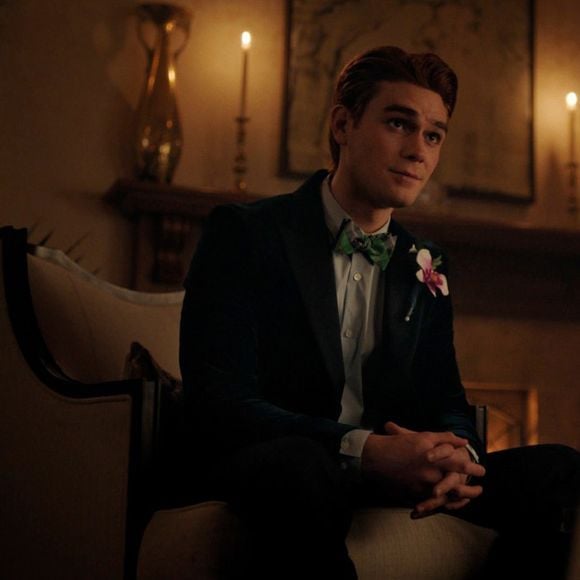 Riverdale saison 5, épisode 1 : Archie (KJ Apa) sur une photo