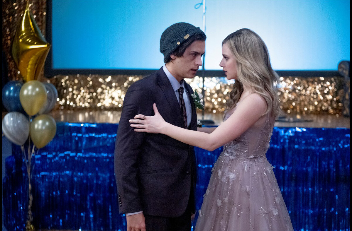 Photo : Riverdale saison 5, épisode 1 : Betty et Jughead sur une photo
