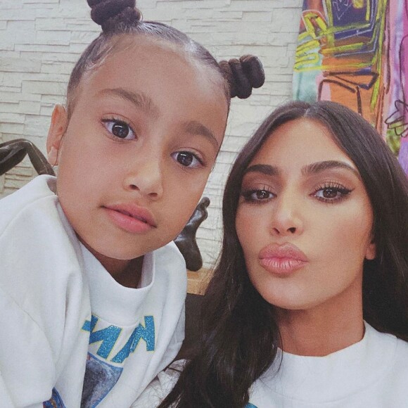 Kim Kardashian accusée de mentir sur les talents de peintre de North West : elle réplique cash !