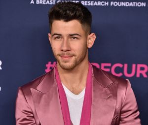 Nick Jonas lors d'une interview pour PRBK. L'acteur et chanteur aurait été blessé et mené à l'hôpital après un accident sur un tournage secret