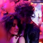 Sex/Life : Adam Demos a-t-il une prothèse ? Sarah Shahi répond à son tour sur la scène de la douche