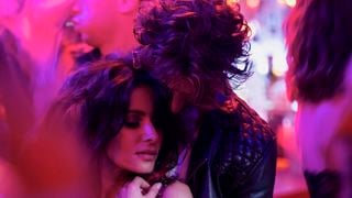 Sex/Life : Adam Demos a-t-il une prothèse ? Sarah Shahi répond à son tour sur la scène de la douche