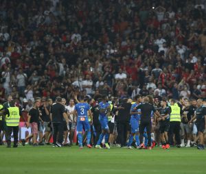 Nice-OM : Dimitri Payet blessé par un supporteur, bagarre générale sur la pelouse et match annulé