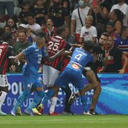 Nice-OM : Dimitri Payet blessé par un supporteur, bagarre générale sur la pelouse et match annulé