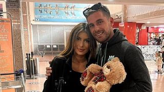 Tom Brusse embrasse sa nouvelle chérie 24h après avoir largué Sarah Lopez ! Découvrez les images