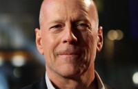 La bande-annonce vidéo du film Glass. Bruce Willis malade, il souffre d'aphasie et met donc fin à sa carrière d'acteur.