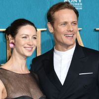 Sam Heughan (Outlander) en couple avec Caitriona Balfe ? Il réagit aux rumeurs