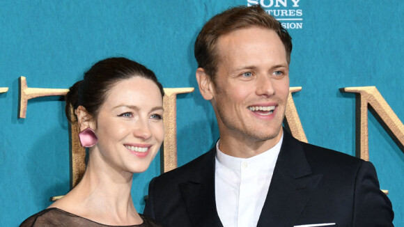 Sam Heughan (Outlander) en couple avec Caitriona Balfe ? Il réagit aux rumeurs