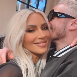 Kim Kardashian et Pete Davidson amoureux, ils ne se cachent plus ! Bisous, câlins... Le couple se montre en train de s'embrasser dans une story Instagram.