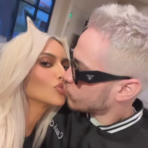 Kim Kardashian et Pete Davidson amoureux, ils ne se cachent plus ! Bisous, câlins... Le couple se montre en train de s'embrasser dans une story Instagram.