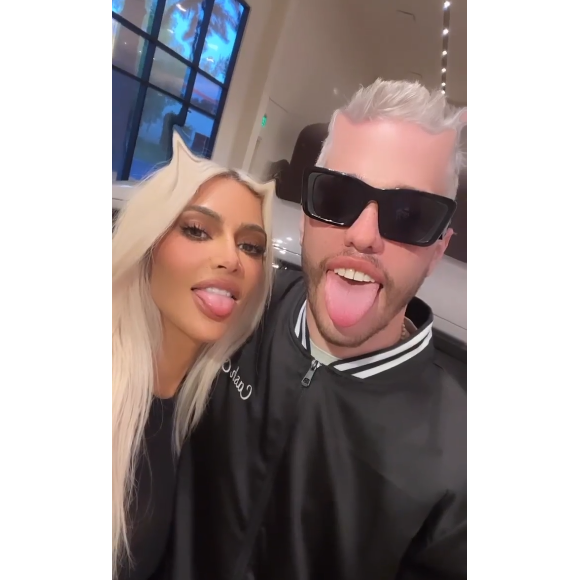 Kim Kardashian et Pete Davidson amoureux, ils ne se cachent plus ! Bisous, câlins... Le couple se montre en train de s'embrasser dans une story Instagram.