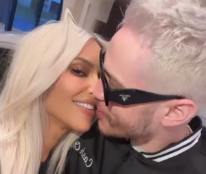 Kim Kardashian et Pete Davidson amoureux, ils ne se cachent plus ! Bisous, câlins... Le couple se montre en train de s'embrasser dans une story Instagram.