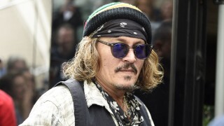 Johnny Depp fête sa victoire du procès sur TikTok et avec 60 000 euros dépensés au resto, Amber Heard le tacle