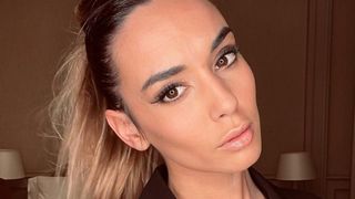 "Robe-culotte", "à moitié à poil"... La robe de témoin de mariage de cette candidate de télé-réalité prend très cher