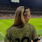 Cette influenceuse invitée en VIP à un match de foot a trouvé le meilleur moyen de faire rager les vrais supporters