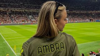 Cette influenceuse invitée en VIP à un match de foot a trouvé le meilleur moyen de faire rager les vrais supporters