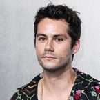 Dylan O'Brien en couple ? L'acteur surpris en plein roulage de pelles avec une chanteuse